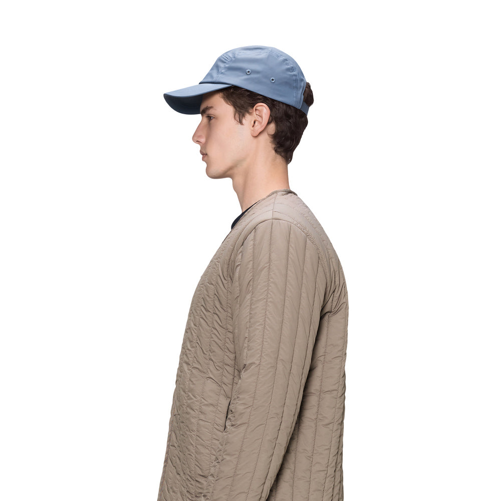 Cappellino Rains 5 Panel Cap Blue Dusk – indossato da un modello