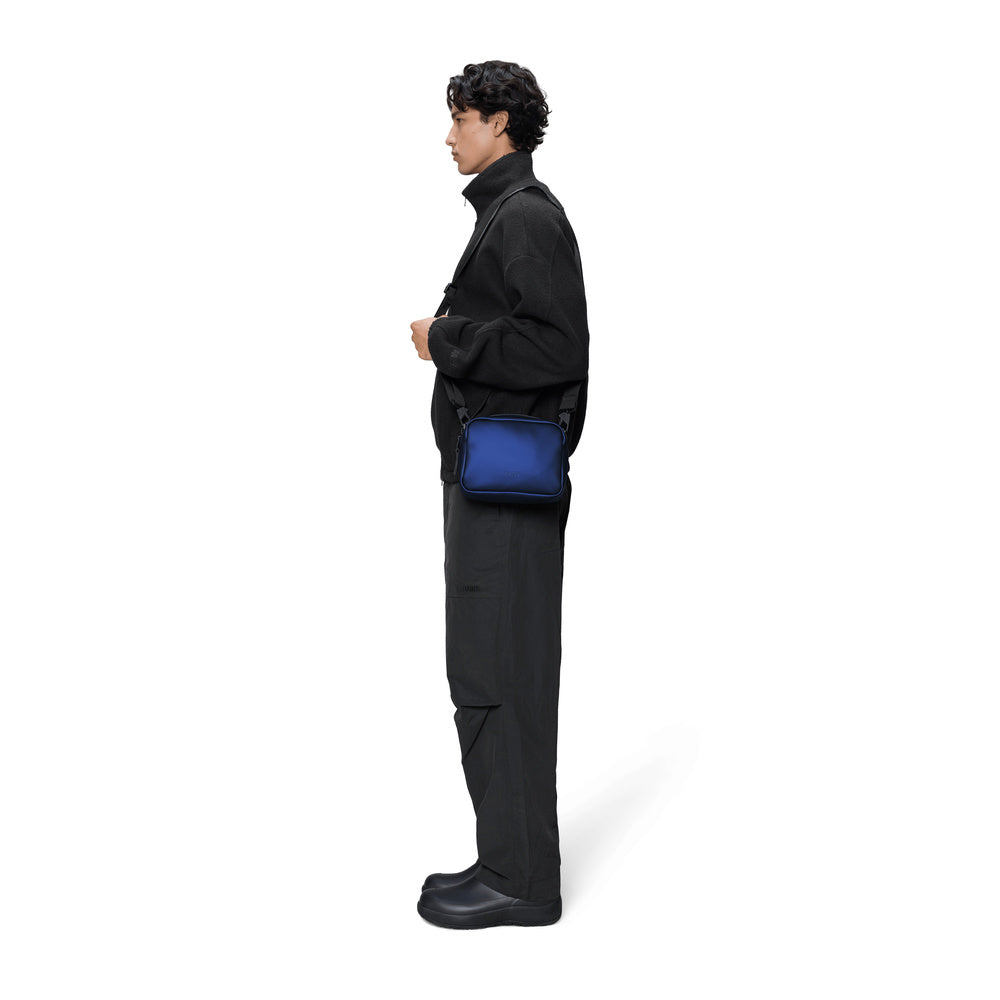 Borsa Rains Box Bag Lucid – portata da un modello