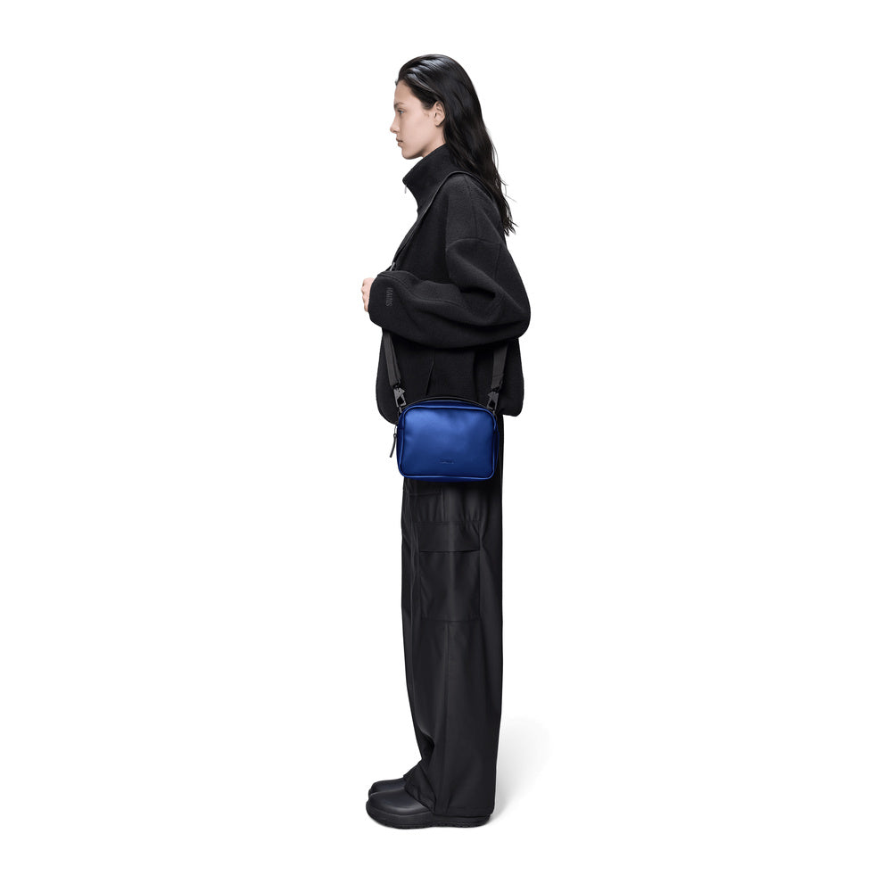 Borsa Rains Box Bag Lucid – portata da una modella