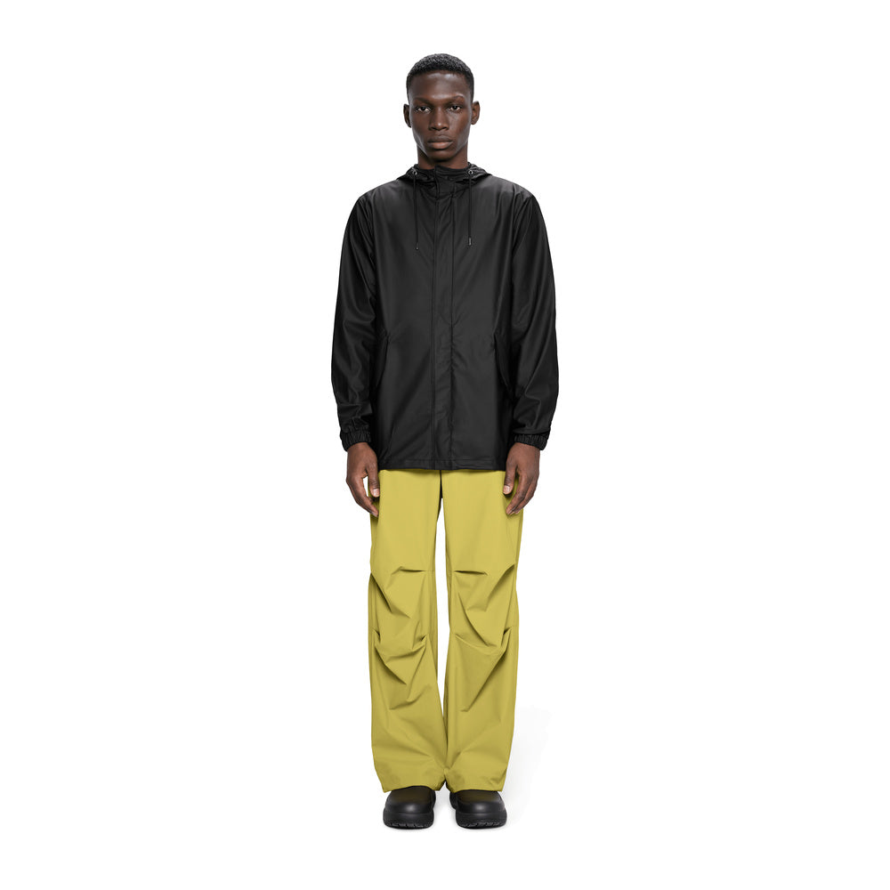 Giacca Rains Fishtail Jacket Black – indossata da un modello, vista frontale