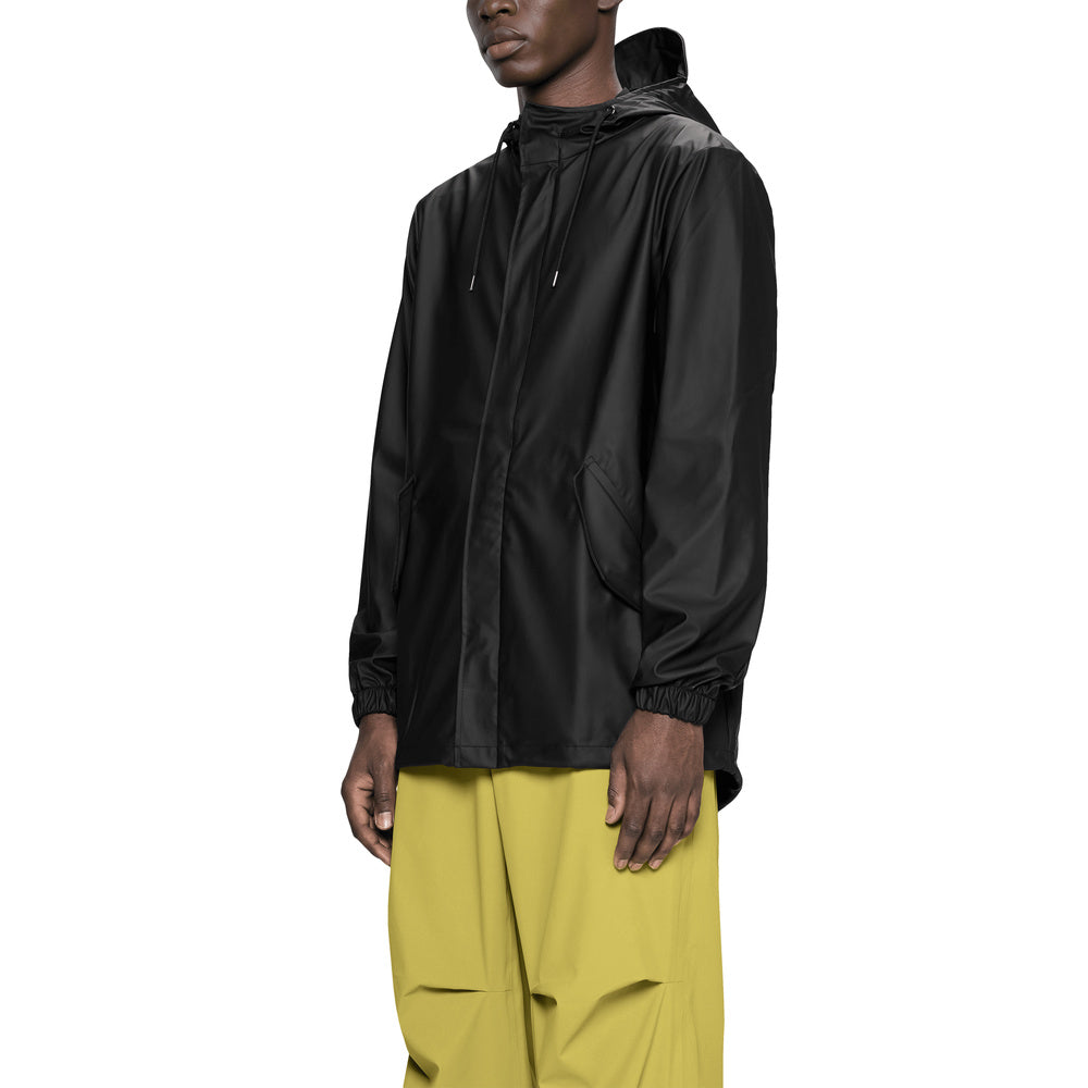 Giacca Rains Fishtail Jacket Black – primo piano indossata da un modello