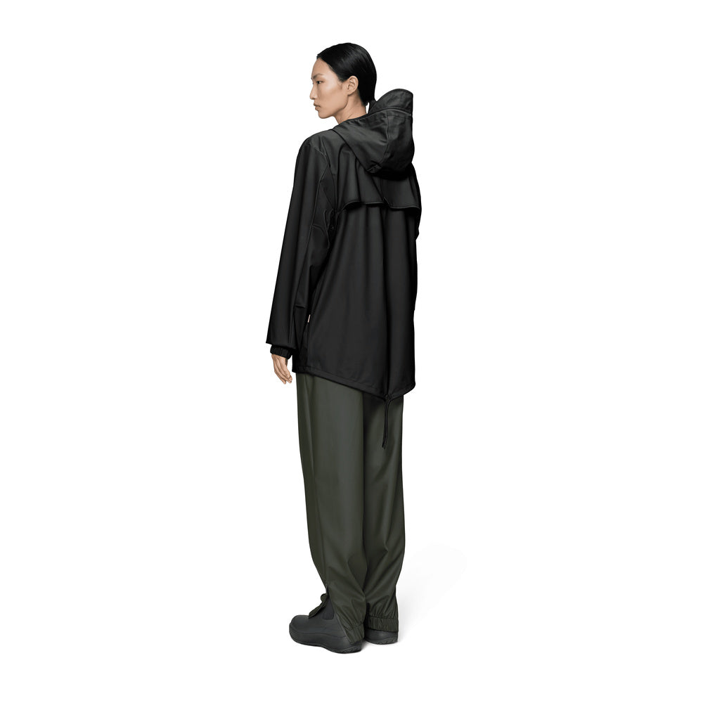 Giacca Rains Fishtail Jacket Black – indossata da una modella, vista posteriore