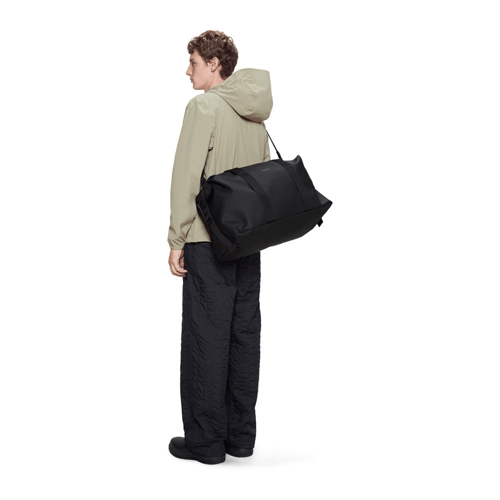Borsa da viaggio Rains Hilo Weekend Bag Black – portata da un modello