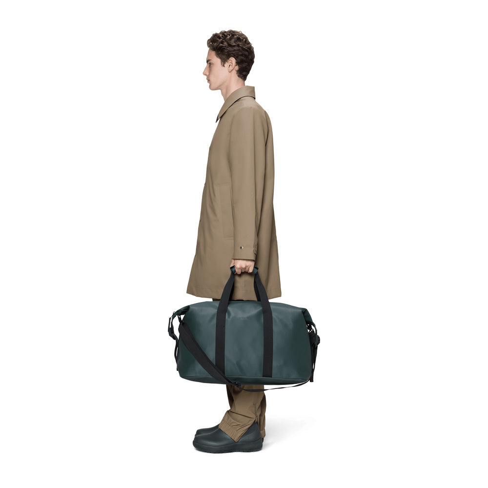 Borsa da viaggio Rains Hilo Weekend Bag Mystique – portata da un modello