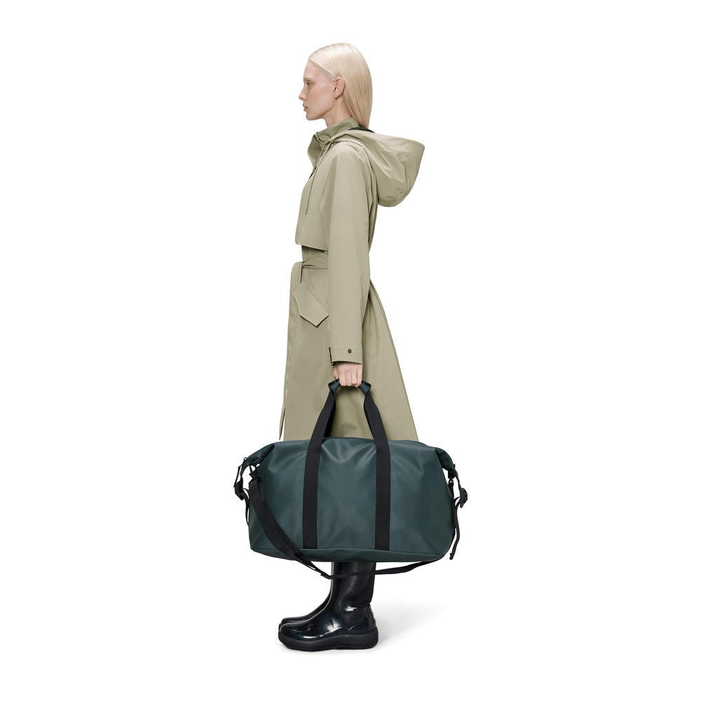 Borsa da viaggio Rains Hilo Weekend Bag Mystique – portata da una modella