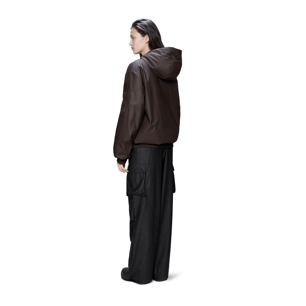 Giacca Rains Lohja Insulated Bomber Jacket Bark – indossata da una modella, vista posteriore