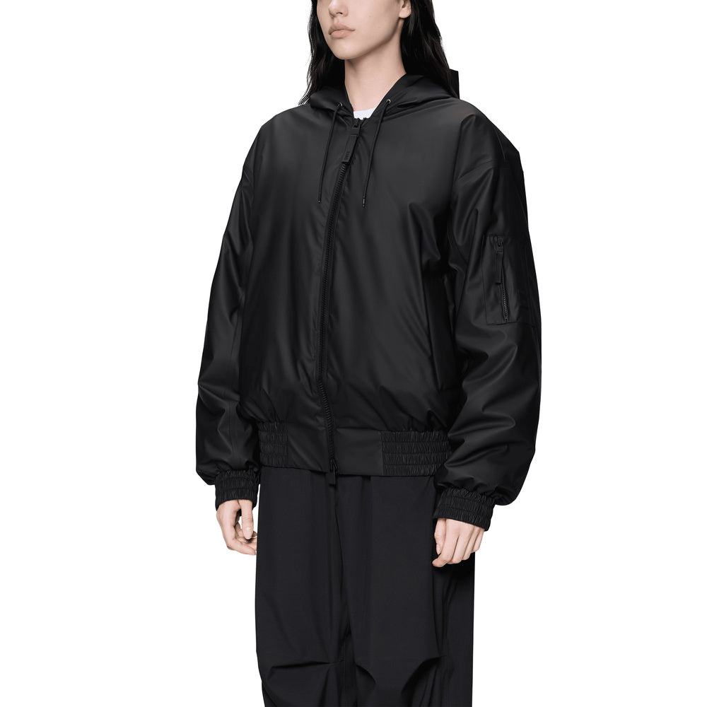 Giacca Rains Lohja Insulated Bomber Jacket Black – primo piano indossata da una modella