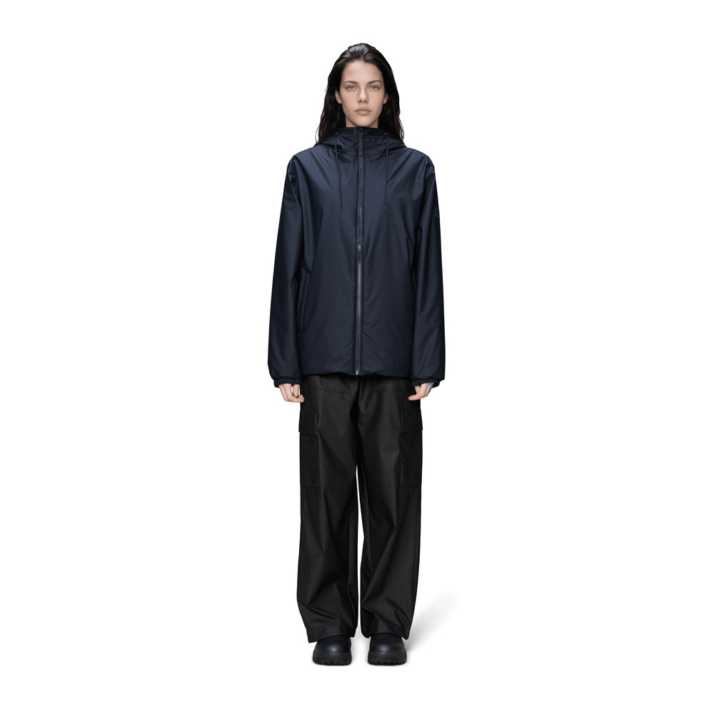 Giacca Rains Lohja Insulated Jacket Navy – indossata da una modella, vista frontale