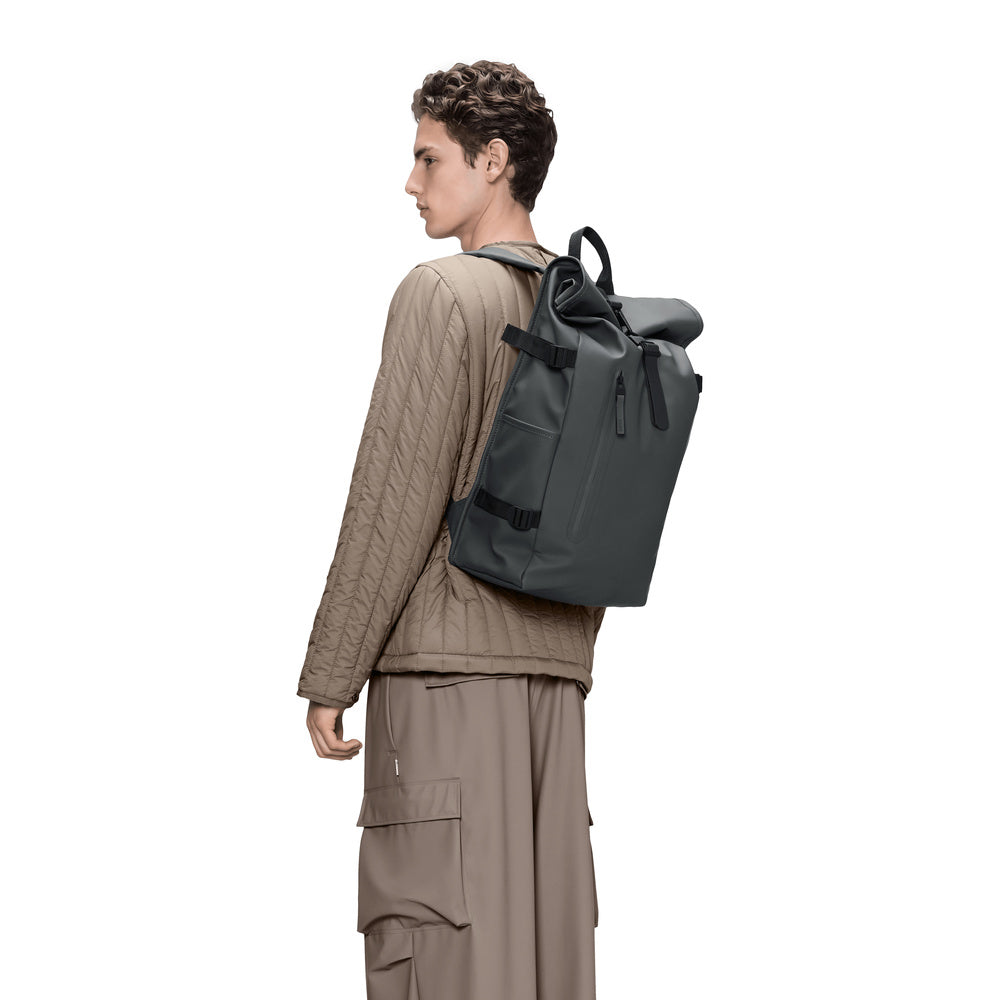 Zaino Rains Rolltop Rucksack Large Dark Grey – indossato da un modello