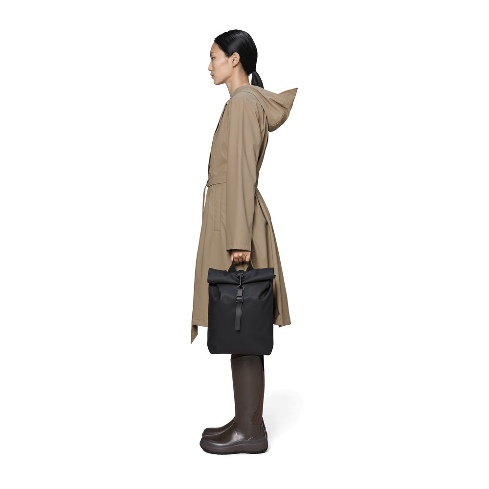 Zaino Rains Rolltop Rucksack Mini Black – portato a mano da una modella