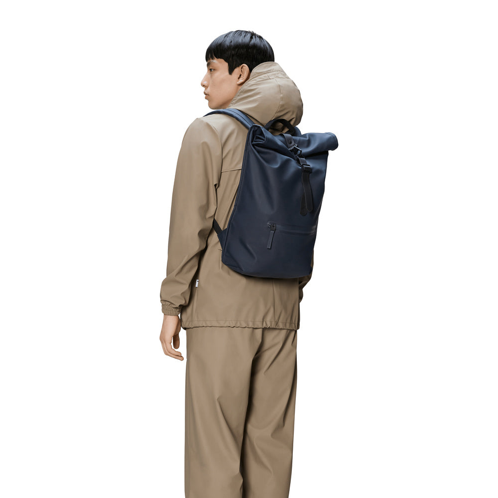 Zaino Rains Rolltop Rucksack Navy – indossato da un modello, vista posteriore