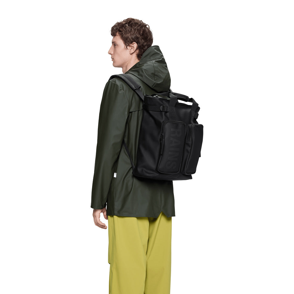 Zaino Rains Texel Tote Backpack Black – indossato da un modello