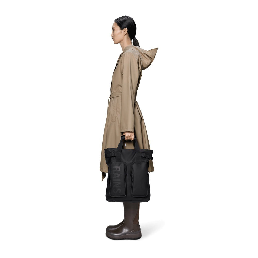 Zaino Rains Texel Tote Backpack Black – portato a mano da una modella