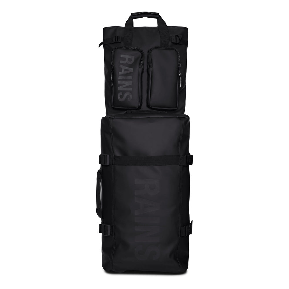 Zaino Rains Texel Tote Backpack Black – agganciato a una valigia