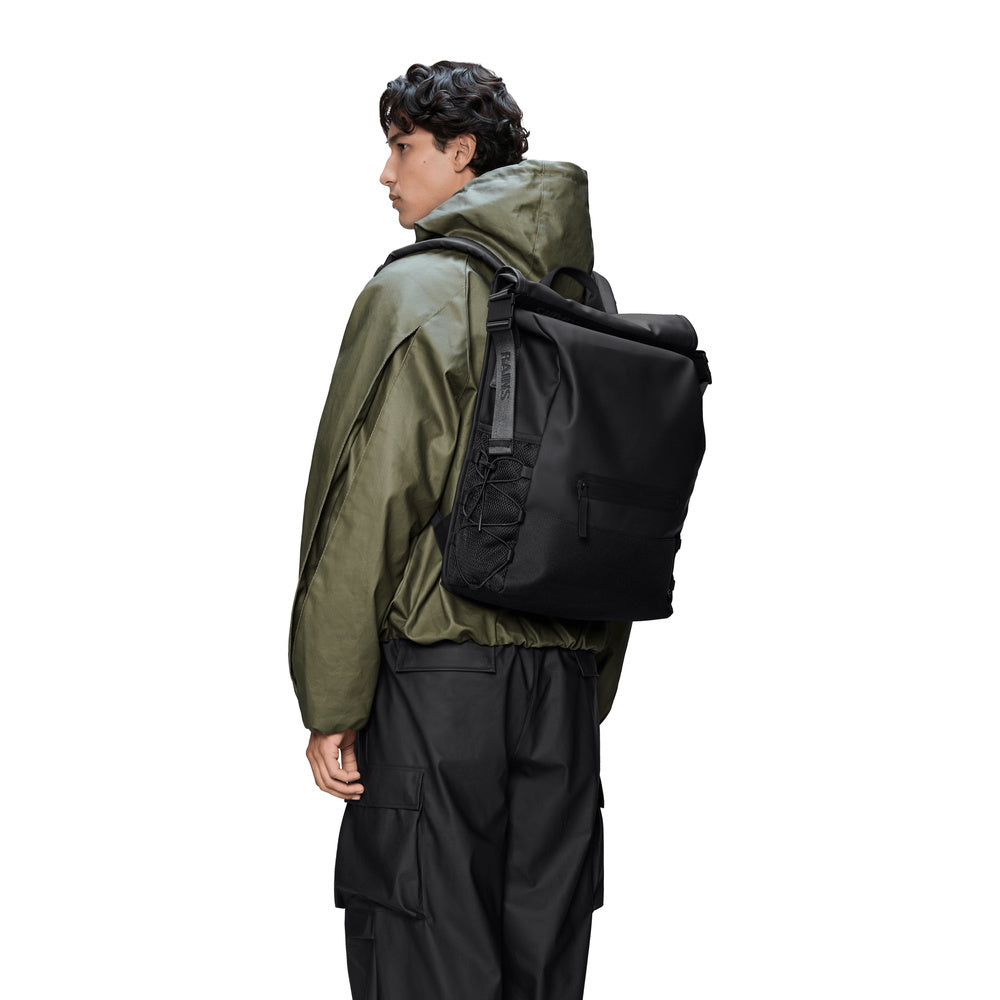 Zaino Rains Trail Mountaineer Rolltop Black – indossato da un modello