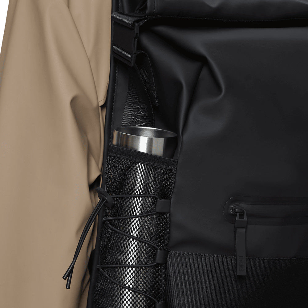 Zaino Rains Trail Mountaineer Rolltop Black – dettaglio della tasca laterale in rete con borraccia