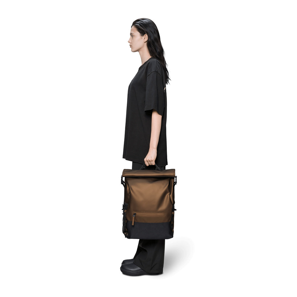 Zaino Rains Trail Mountaineer Rolltop Comet – portato a mano da una modella