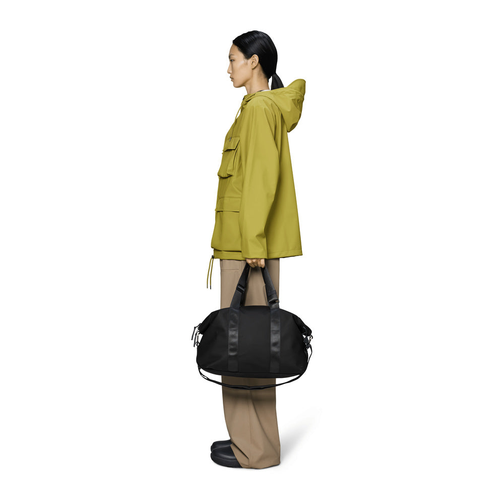 Borsa da viaggio Rains Valera Weekend Bag Small Black – portata da una modella