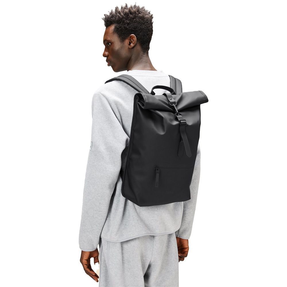 Zaino Rains Rolltop Rucksack Black – indossato da un modello, vista posteriore