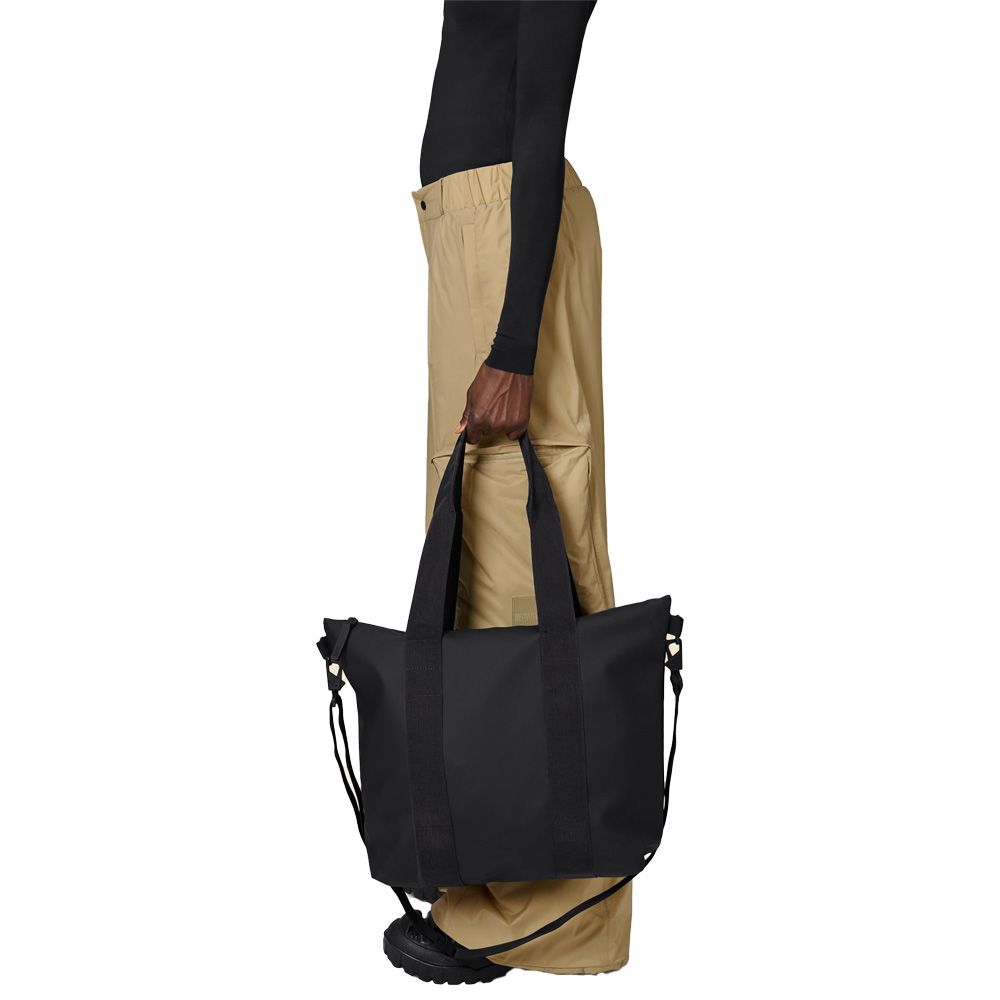 Borsa tote Rains Tote Bag Mini Black – portata da un modello