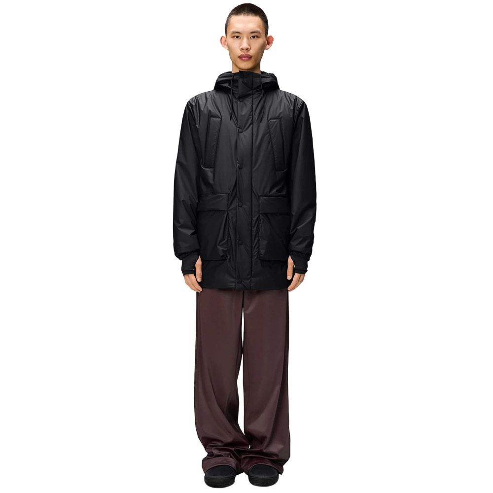 Giacca Rains Lohja Long Insulated Cargo Jacket Black – indossata da un modello, vista frontale