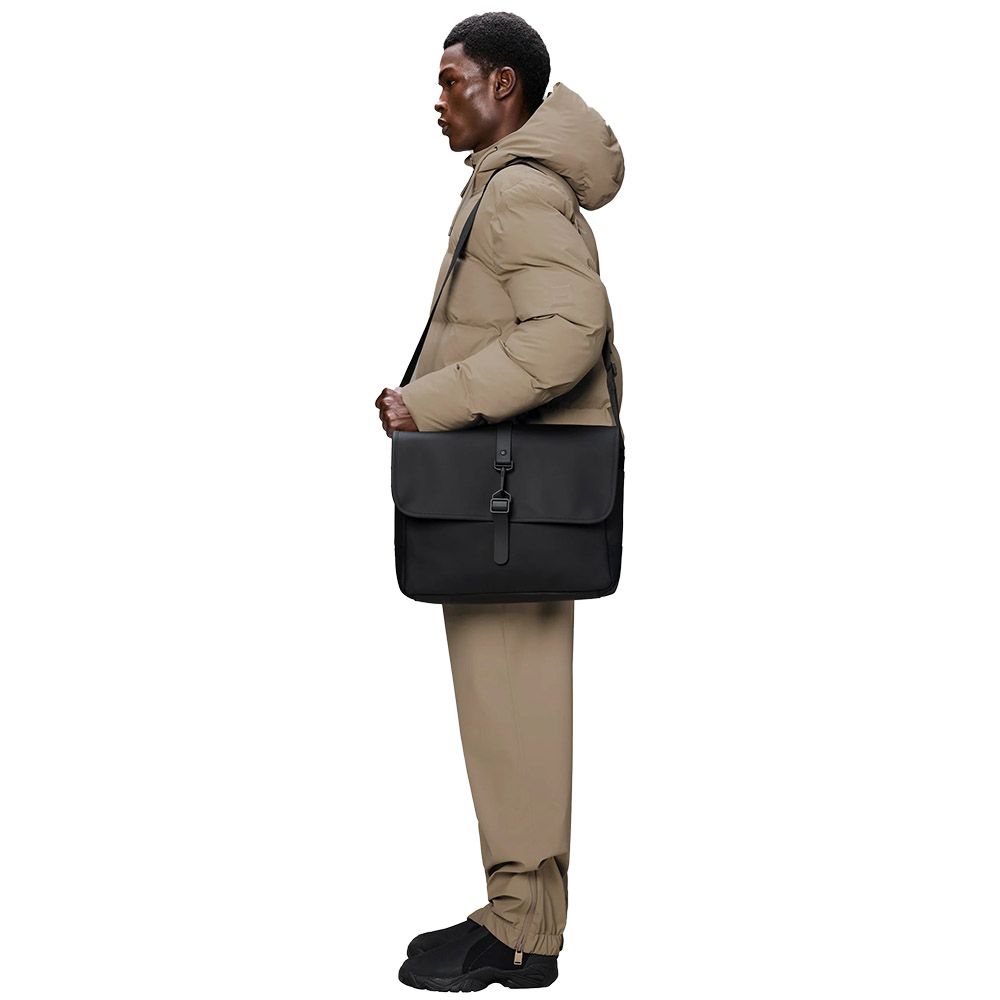 Borsa a tracolla Rains Messenger Bag Black – portata da un modello