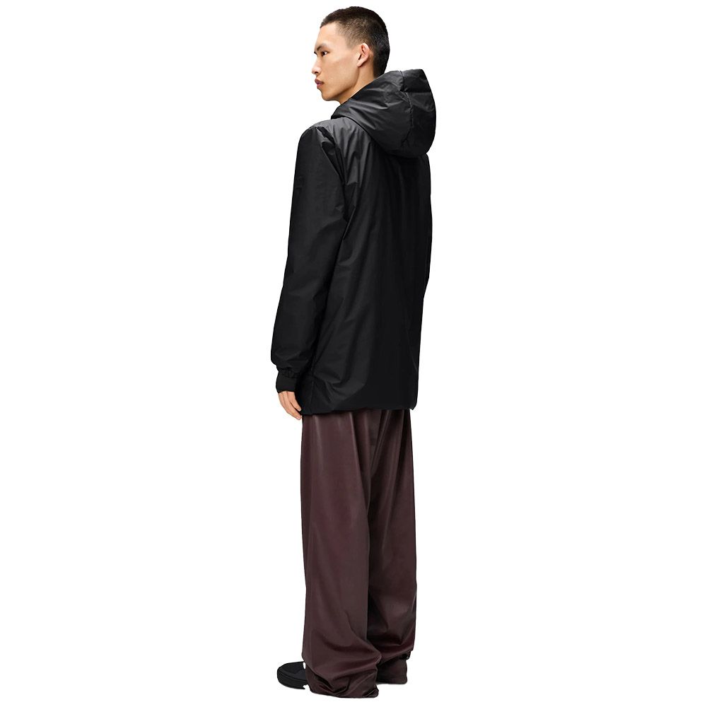 Giacca Rains Lohja Long Insulated Cargo Jacket Black – indossata da un modello, vista laterale