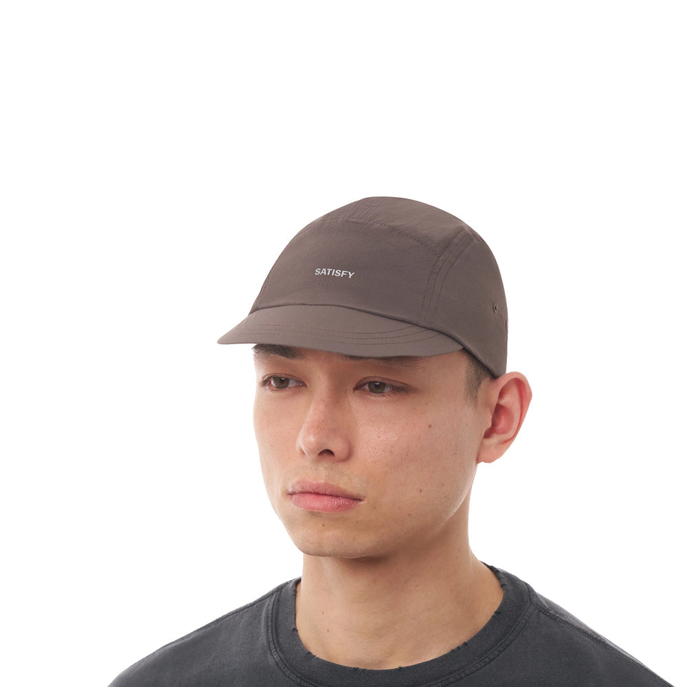 Cappellino Satisfy AmbientWarp Cordura Trail Cap Falcon – indossato da un modello, vista frontale