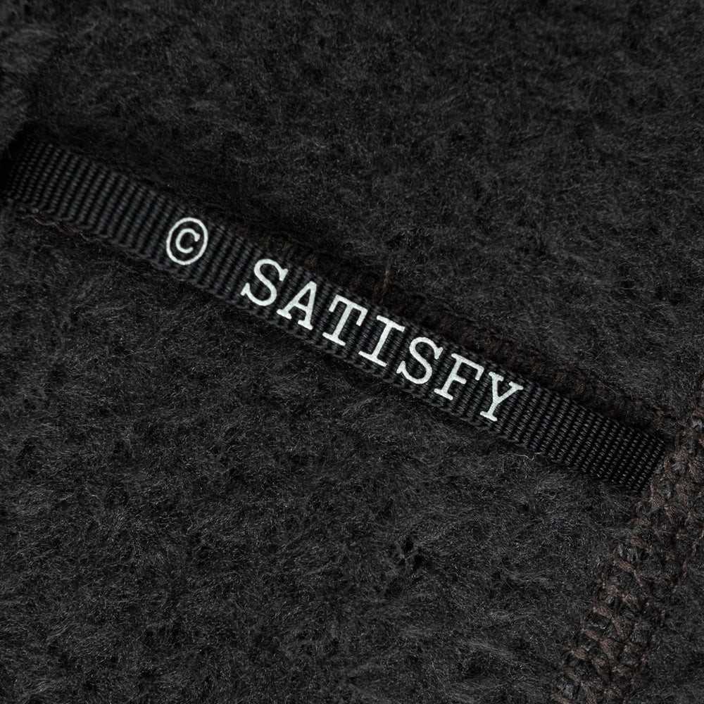 Maglia Satisfy FuzzFleece AD Half-Zip Phantom – dettaglio del logo ©SATISFY