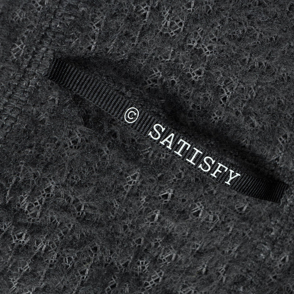 Maglia Satisfy FuzzFleece AD Long Tee Phantom – dettaglio del logo ©SATISFY sul retro