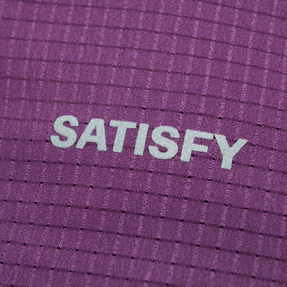 Cappellino Satisfy Rippy Air Trail Cap Violet – dettaglio del logo SATISFY