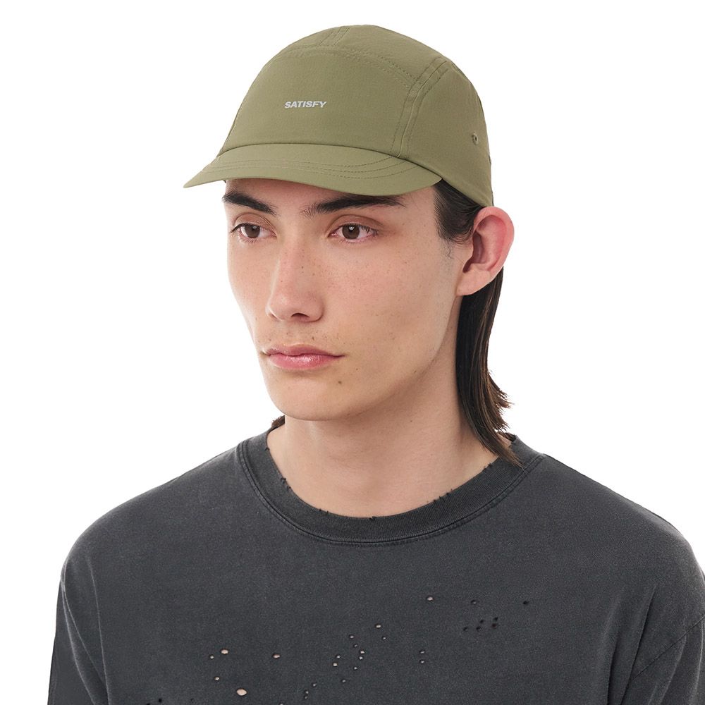 Cappellino Satisfy PeaceShell Cordura Trail Cap Tea – indossato da un modello, vista frontale