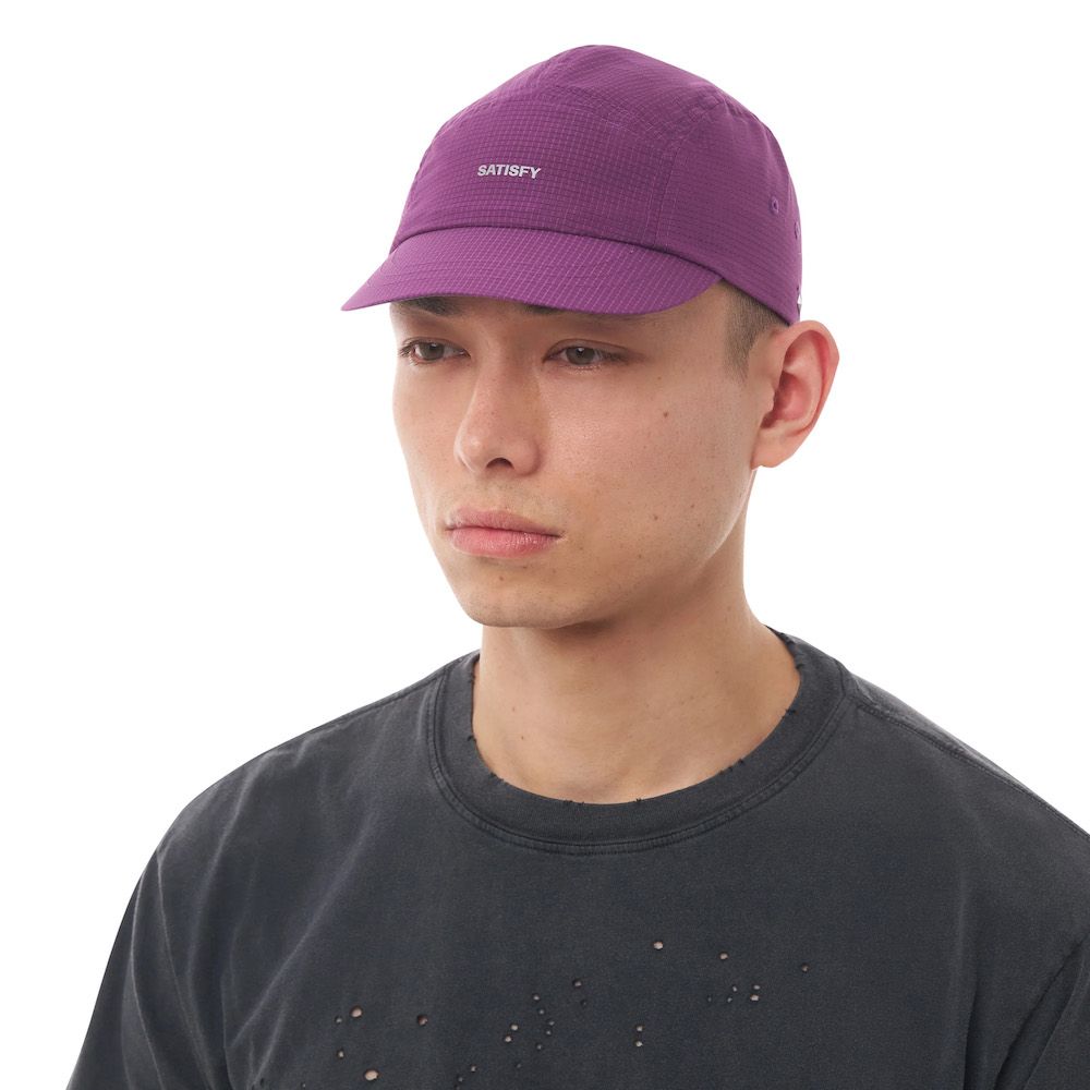 Cappellino Satisfy Rippy Air Trail Cap Violet – indossato da un modello, vista frontale