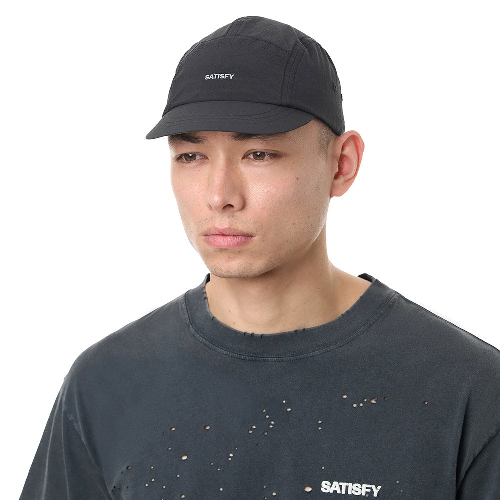 Cappellino Satisfy AmbientWarp Cordura Trail Cap Black – indossato da un modello, vista frontale