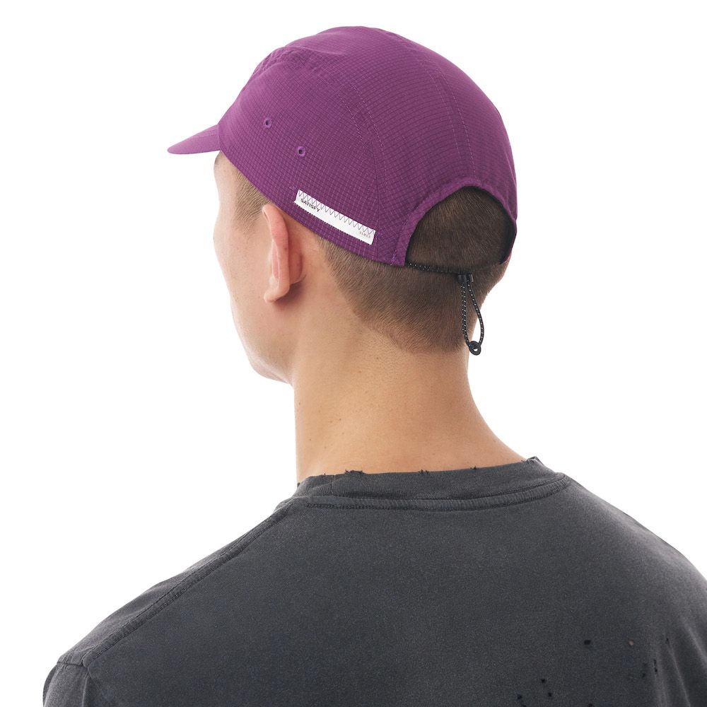 Cappellino Satisfy Rippy Air Trail Cap Violet – indossato da un modello, vista posteriore