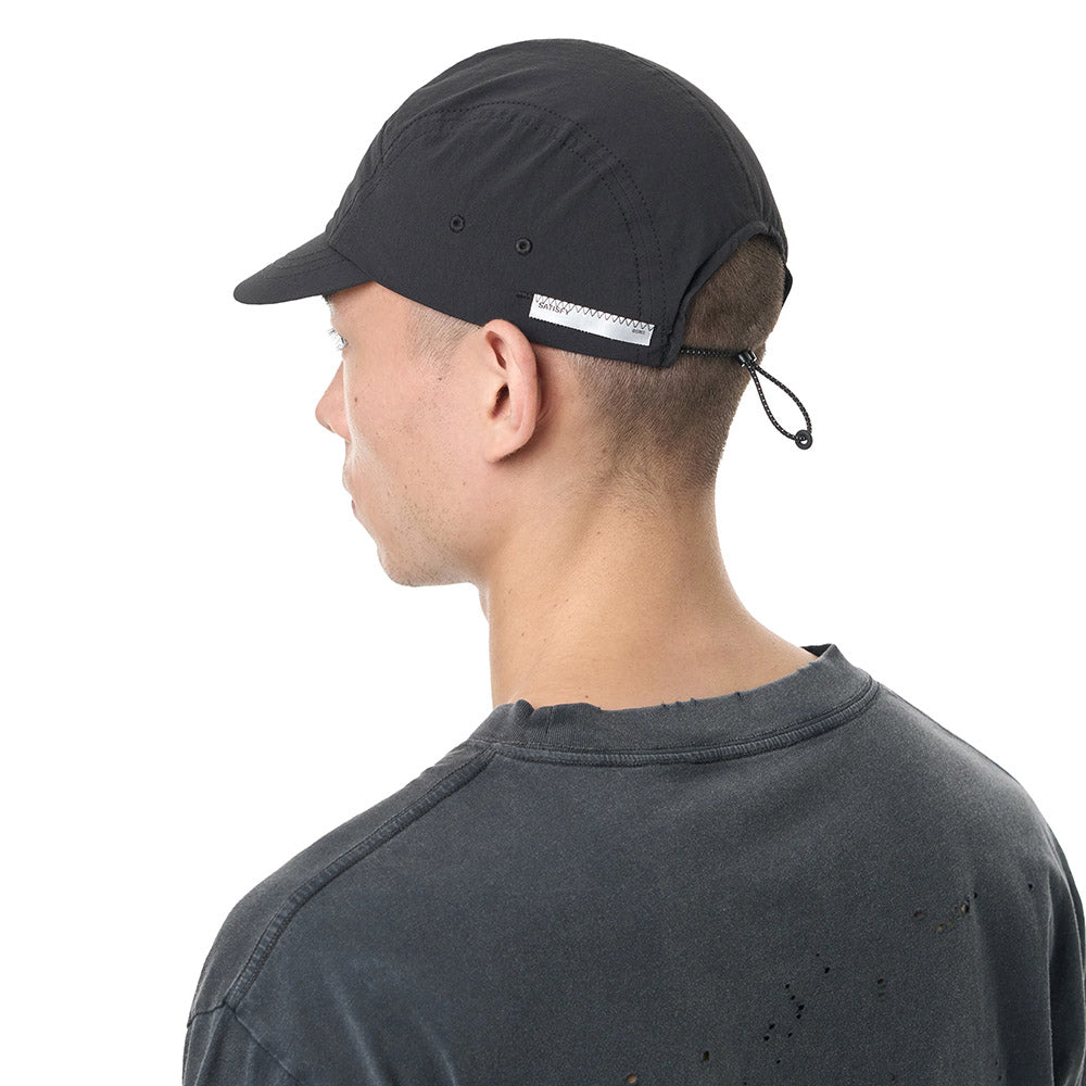 Cappellino Satisfy AmbientWarp Cordura Trail Cap Black – indossato da un modello, vista posteriore