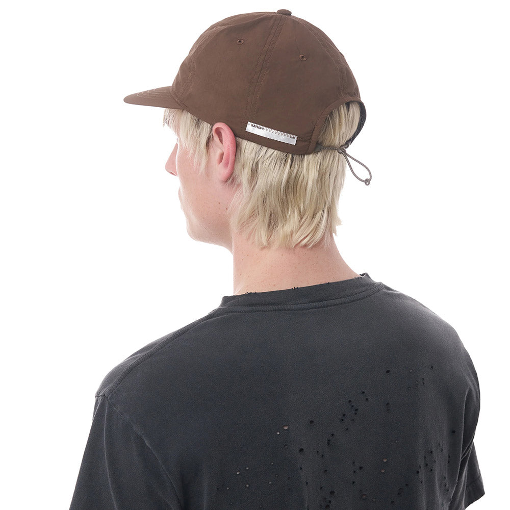 Cappellino Satisfy FliteSilk 5-Panel Pinch Cap Rain Drum – indossato da un modello, vista posteriore
