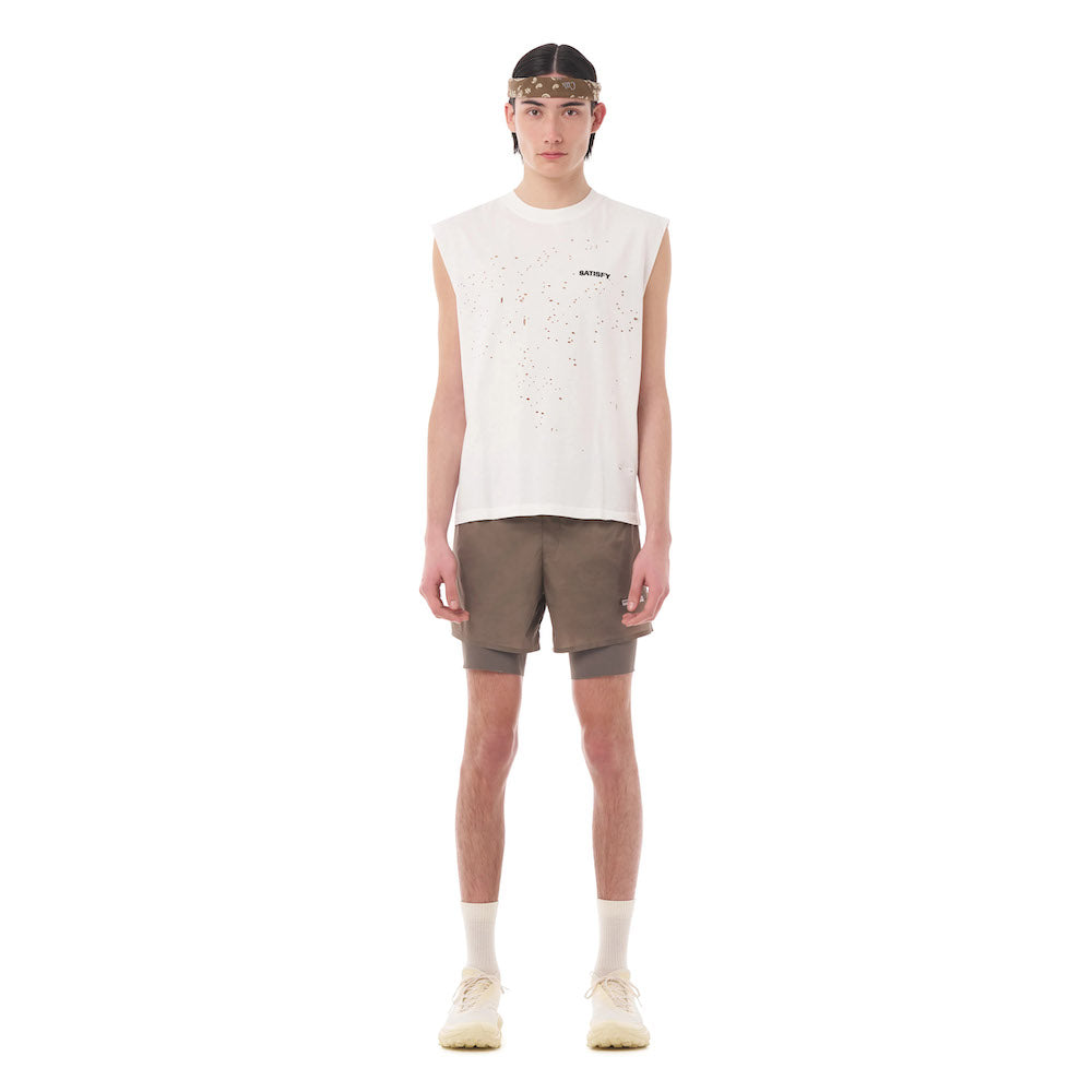 Canotta Satisfy MothTech Muscle Tee Aged Ecru – indossata da un modello, vista frontale