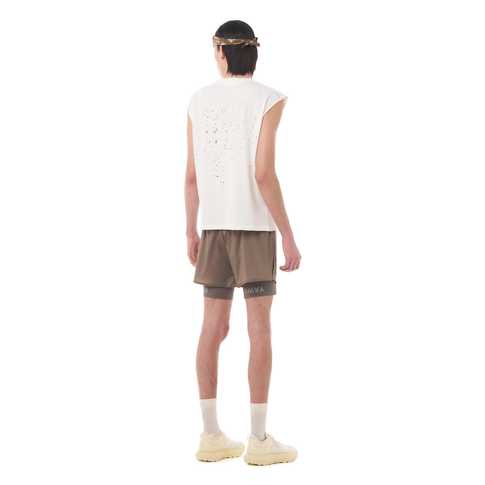 Canotta Satisfy MothTech Muscle Tee Aged Ecru – indossata da un modello, vista posteriore