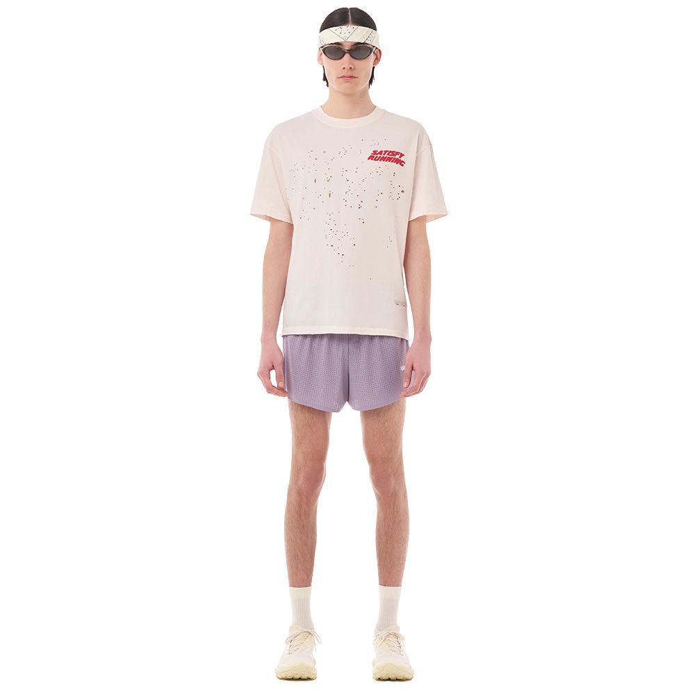 T-shirt Satisfy MothTech T-Shirt Sun Bleached Rosewater – indossata da un modello, vista frontale