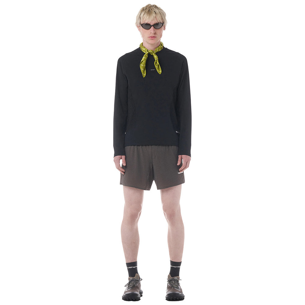 Maglia Satisfy FuzzFleece Octa Long Tee Black – indossata da un modello, vista frontale