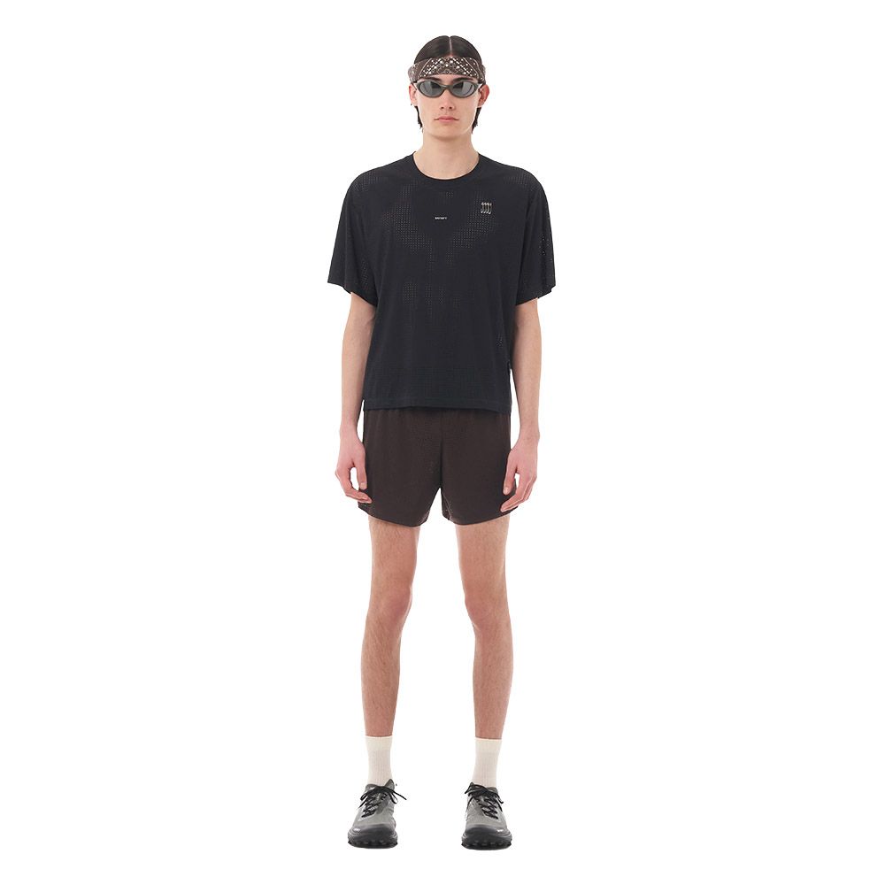 Maglia Satisfy Space-O T-Shirt Black – indossata da un modello, vista frontale