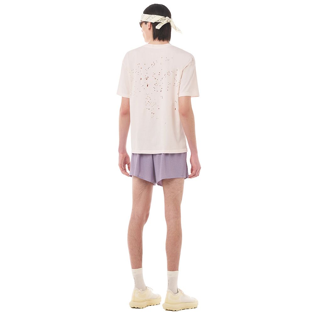 T-shirt Satisfy MothTech T-Shirt Sun Bleached Rosewater – indossata da un modello, vista posteriore