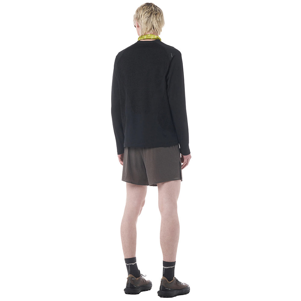 Maglia Satisfy FuzzFleece Octa Long Tee Black – indossata da un modello, vista posteriore