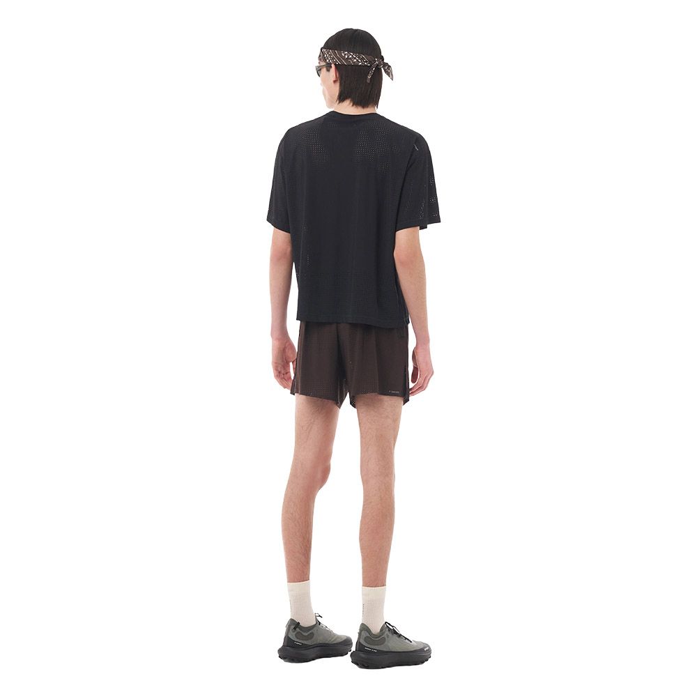 Maglia Satisfy Space-O T-Shirt Black – indossata da un modello, vista posteriore