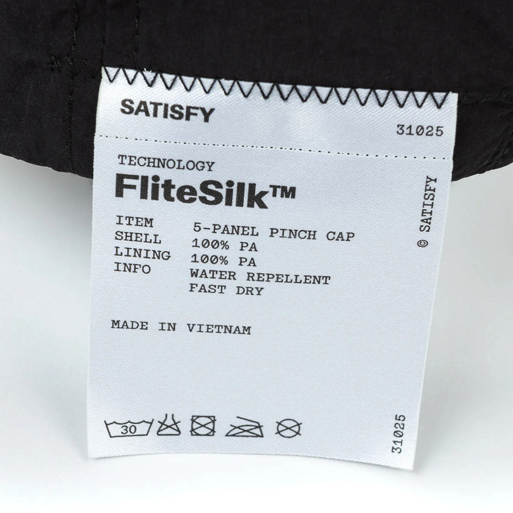 Cappellino Satisfy FliteSilk 5-Panel Pinch Cap Black – etichetta di composizione esterna
