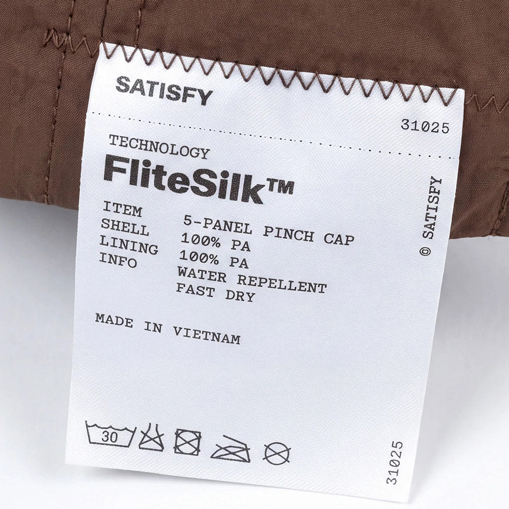 Cappellino Satisfy FliteSilk 5-Panel Pinch Cap Rain Drum – etichetta di composizione esterna