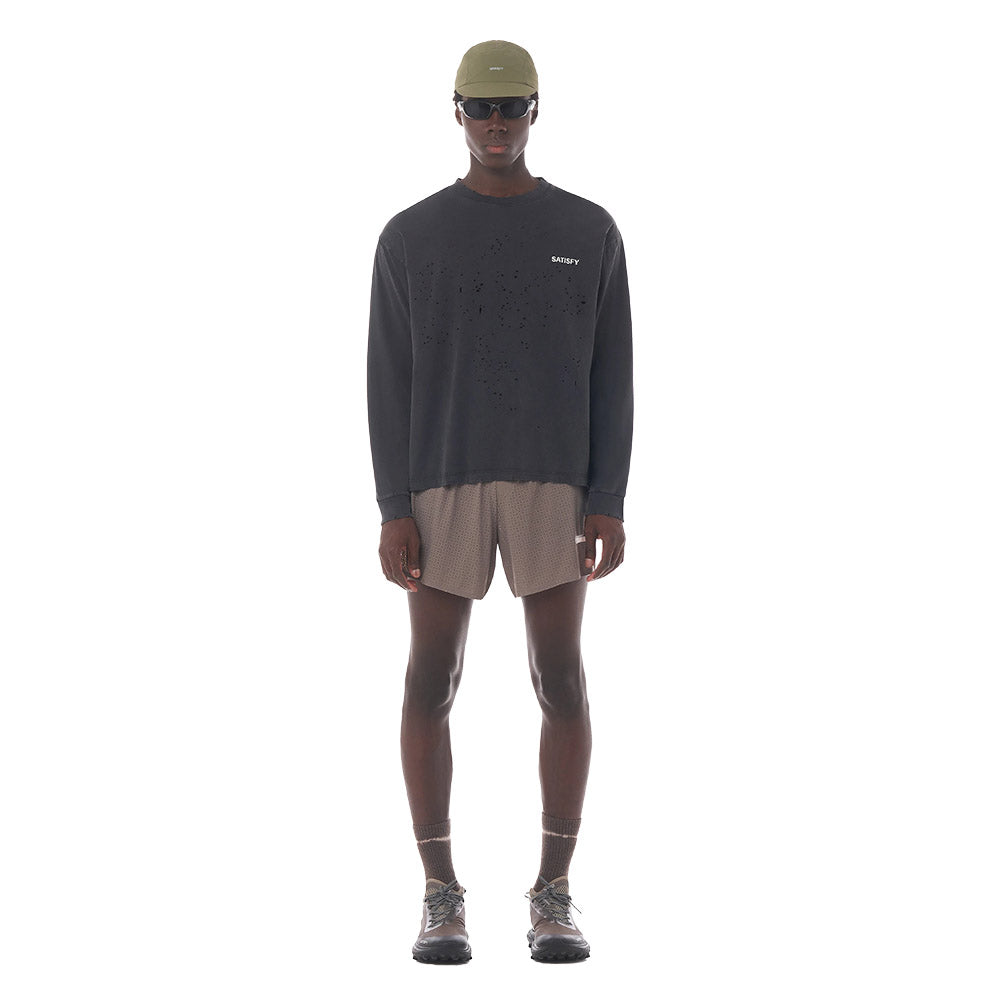 Maglia Satisfy MothTech Long Tee Aged Black – indossata da un modello, vista frontale