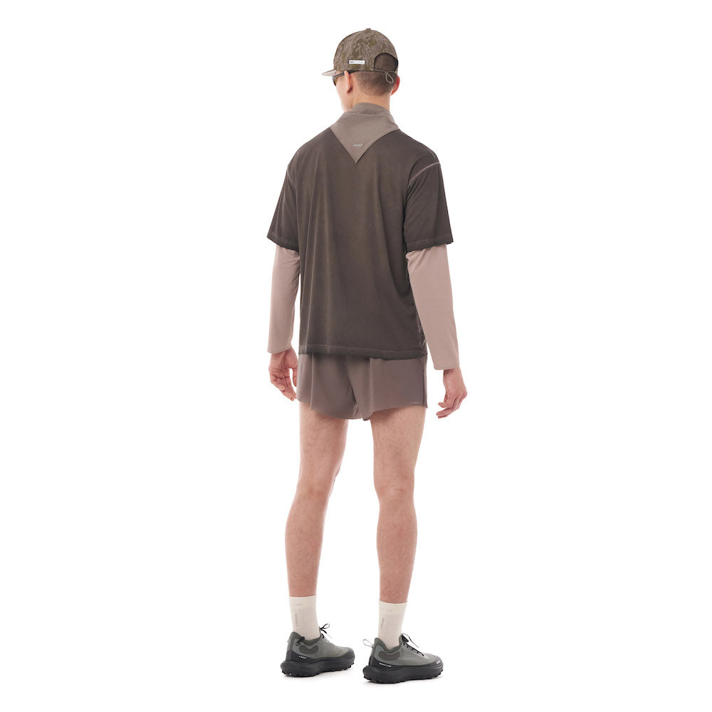 T-shirt Satisfy AuraLite T-Shirt Pigment Falcon – indossata da un modello, vista posteriore