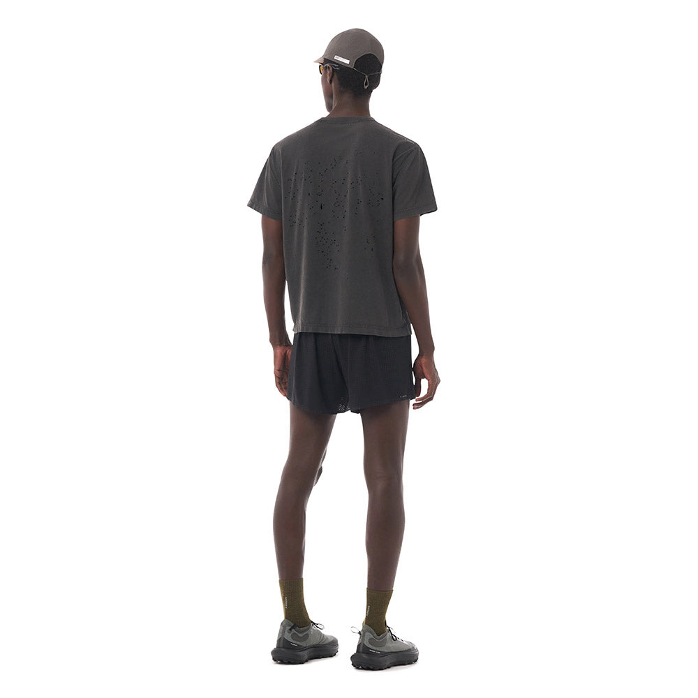 T-shirt Satisfy MothTech T-Shirt Aged Black – indossata da un modello, vista posteriore